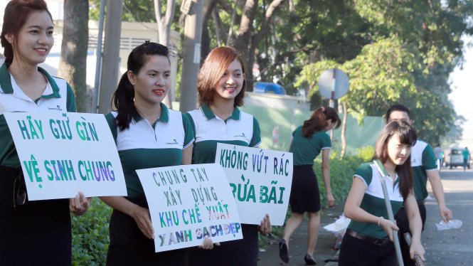 Một trong những hoạt động nhằm nâng cao ý thức cộng đồng của đoàn viên thanh niên Vietcombank tại Khu chế xuất Linh Trung, TP.HCM - Ảnh: Đ.H.