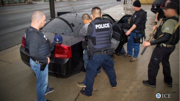 Các nhân viên quản lý nhập cư đang bắt giữ một người nghi là người cư trú bất hợp pháp tại Mỹ ở Los Angeles - Ảnh: Reuters