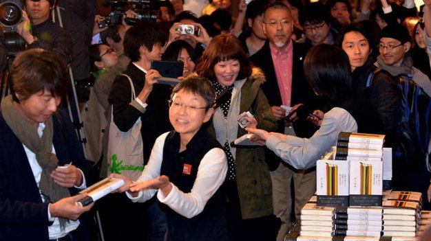 Hàng trăm độc giả xếp hàng thâu đêm để chờ mua sách mới của Haruki Murakami năm 2013 - Ảnh: AFP
