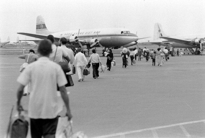 Cảnh hành khách ra máy bay ở phi trường Tân Sơn Nhất trước năm 1975 - Ảnh tư liệu