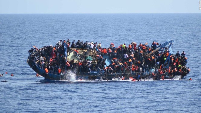 Một thuyền chở người tị nạn bị lật trên Địa Trung Hải - Ảnh tư liệu của Hải quân Ý