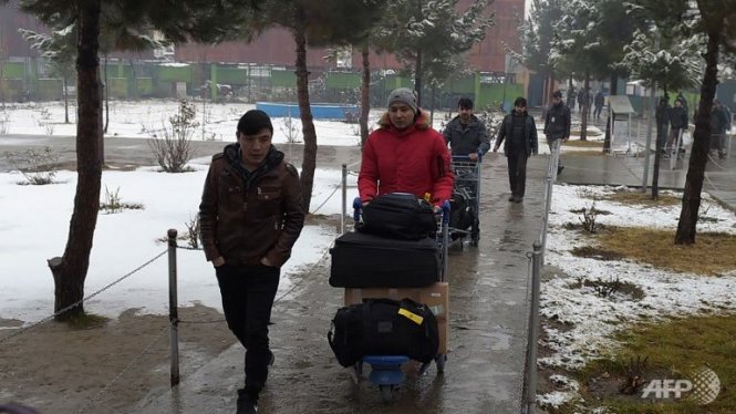 Những người tị nạn Afghanistan bị trục xuất khỏi Đức đến sân bay quốc tế tại Kabul ngày 24-1-2017 Ảnh: AFP
