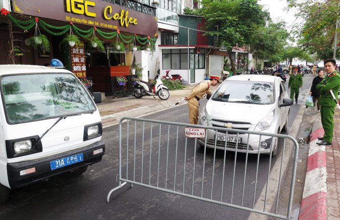 Nhiều người dân cho biết không nắm được thông tin cấm đường Nguyễn Đình Thi - Ảnh HOÀNG BÁCH