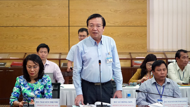 Giám đốc Sở Giáo dục và Đào tạo TP.HCM Lê Hồng Sơn báo cáo tình hình ngành giáo dục của thành phố - Ảnh: THUẬN THẮNG