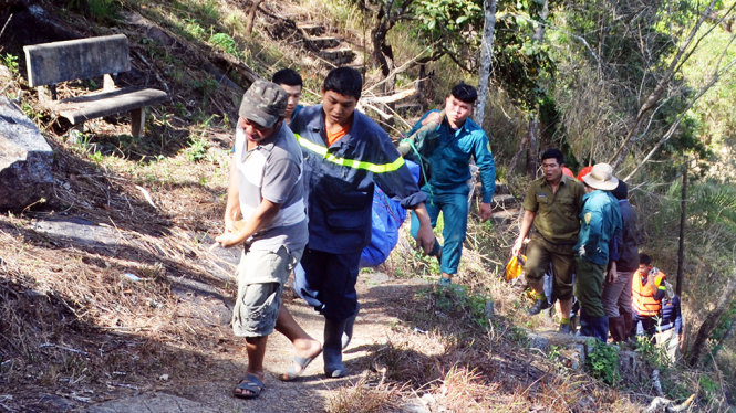 Lực lượng chức năng đưa thi thể các nạn nhân lên bờ - Ảnh: Lâm Thiên