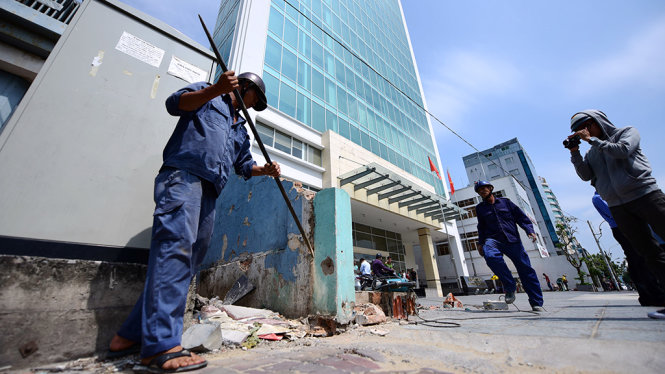 Bức tường lấn hết vỉa hè trụ sở Bộ Công thương trên đường Nguyễn Thị Minh Khai, Q.1 bị cơ quan chức năng đập bỏ - Ảnh: HỮU THUẬN