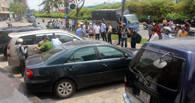 Nhiều ôtô đậu trên lề đường trước cổng Sở Giao dịch chứng khoán TP.HCM bị lập biên bản - Q.Khải