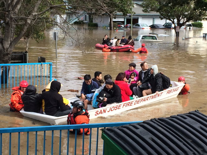 Cơ quan chức năng ở San Jose dùng xuồng đưa người dân đến nơi an toàn vào ngày 21-2 - Ảnh: Reuters