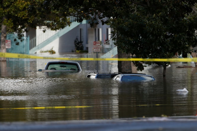 Xe ngoài đường bị ngập gần hết ở San Jose vào ngày 21-2 - Ảnh: Reuters