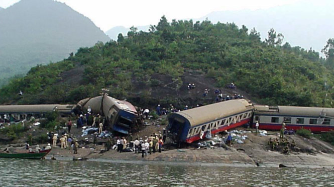 Hiện trường vụ tai nạn lật tàu lửa ngày 12-3-2005 tại thị trấn Lăng Cô, Huế - Ảnh: Thái Lộc