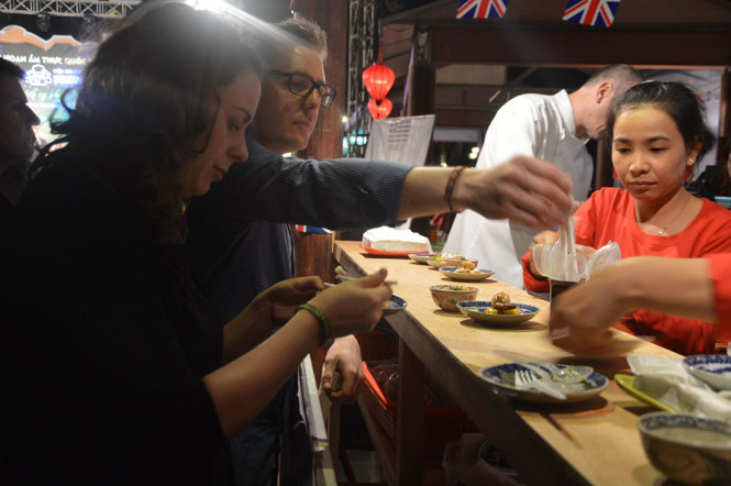 Liên hoan ẩm thực lần thứ 1 – 2016 đã thu hút rất đông khách du lịch đến với Hội An - Ảnh: THANH BA