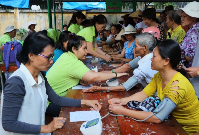 Các bác sĩ tận tình hỏi han, khám bệnh cho người dân - Ảnh: Triệu Dủ