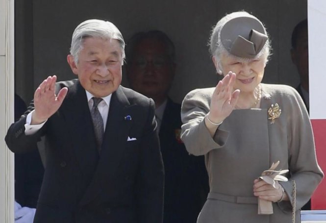 Nhật hoàng Akihito (trái) và Hoàng hậu Michiko trong một chuyến thăm ở Manila (Philippines) ngày 30-1-2016 - Ảnh: Reuters
