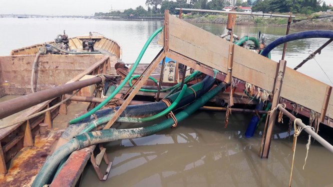 Hai phương tiện bị bắt quả tang khi đang khai thác cát trái phép trên sông Đồng Nai - Ảnh: A.L