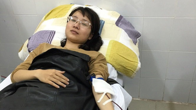 Cô giáo Nguyễn Thùy Dương, giáo viên Trường THCS Trần Quốc Toản, là người đầu tiên hiến máu cho em M - Ảnh: Bạn đọc cung cấp