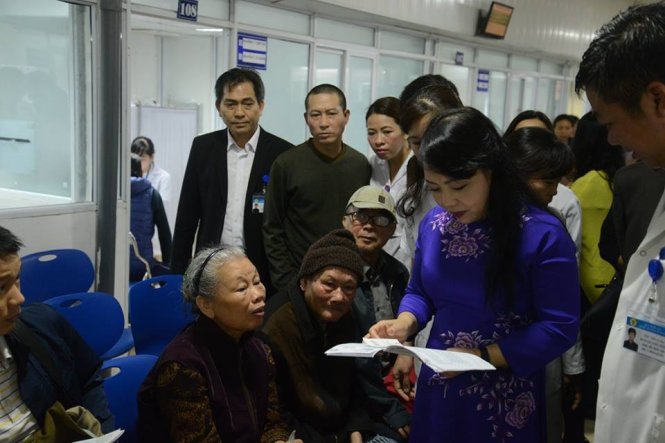 Bộ trưởng Nguyễn Thị Kim Tiến thăm hỏi bệnh nhân điều trị tại Bệnh viện Xanh Pôn ngày 22-2 - Ảnh: Tuấn Dũng