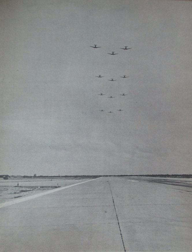 Đội bay biểu diễn trong ngày khánh thành đường băng hạng A năm 1962 - Ảnh tư liệu