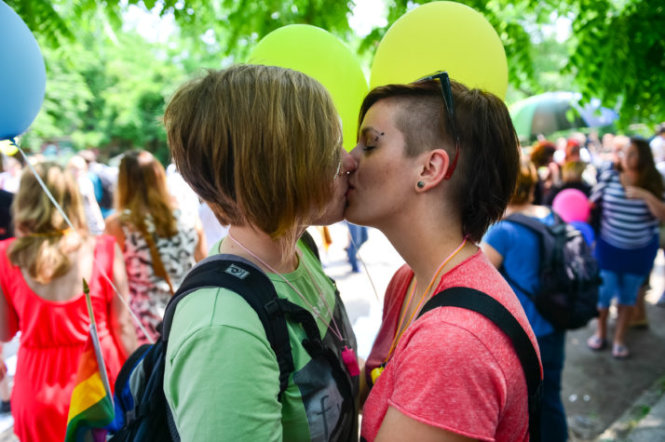 Hai phụ nữ hôn nhau tại một sự kiện dành cho người đồng tính ở Ljubljana, Slovenia - Ảnh: AFP