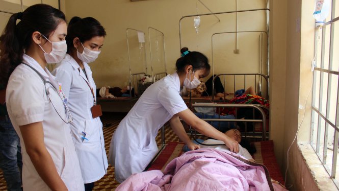 Nữ bệnh nhân bị ngộ độc thực phẩm đang được điều trị tại bệnh viện đa khoa tỉnh Đắk Lắk - Ảnh: Thái Thịnh