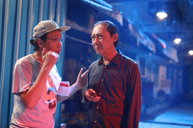 Đạo diễn Mai Thế Hiệp (trái) làm việc trên phim trường cùng nghệ sĩ Lê Bình - Ảnh: ĐPCC