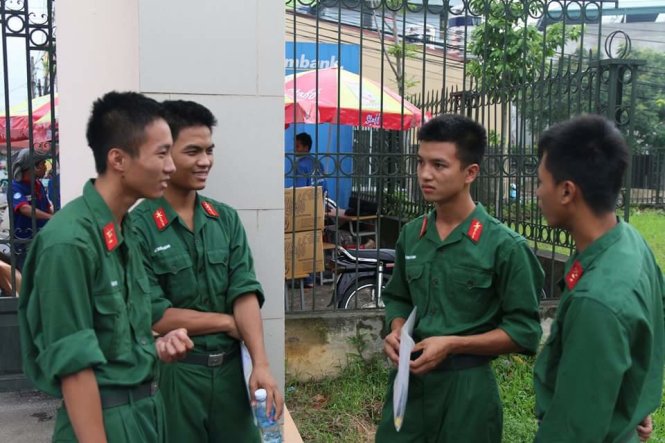Các chiến sĩ của Trung đoàn 141, sư đoàn 312, quân đoàn 1 đang trò chuyện trước buổi thi môn Vật lý tại trường Đại học Nông Lâm Thái Nguyên trong Kỳ thi THPT quốc gia 2016. Các thí sinh đặc biệt này đang có nguyện vọng xét tuyển vào trường Sĩ quan Lục quân 1 (Sơn Tây, Hà Nội) - Ảnh: HOÀI NAM