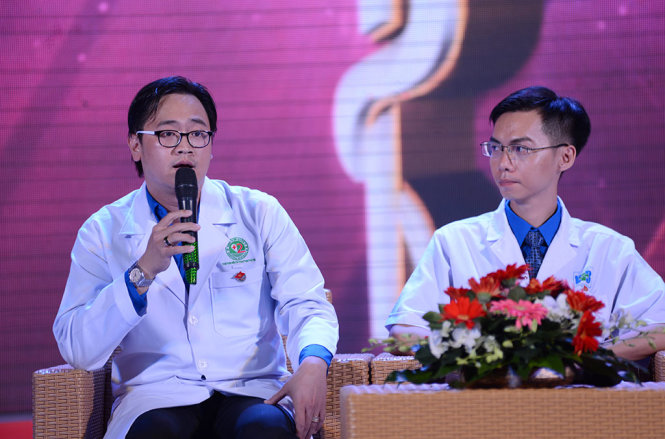 Bác sĩ Phan Minh Hoàng – Bí thư Đoàn bệnh viện quận 2 chia sẻ các kỷ niệm về nghề tại lễ tuyên dương và trao giải Phạm Ngọc Thạch lần 5- năm 2017 tối 24-2 - Ảnh: DUYÊN PHAN