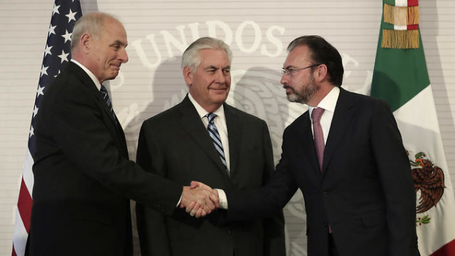 Từ trái sang: Bộ trưởng An ninh nội địa Mỹ John Kelly, Ngoại trưởng Mỹ Rex Tillerson và Bộ trưởng Ngoại giao Mexico Luis Videgaray - Ảnh: AP