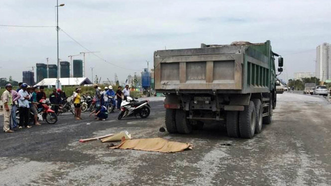 Hiện trường vụ tai nạn nam công nhân tử vong trong lúc hướng dẫn cho xe ben chạy lùi - Ảnh: Lê Phan