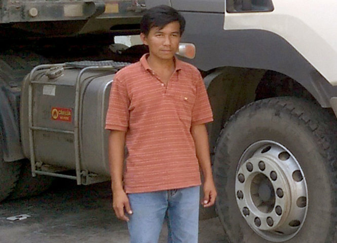 Tài xế Phan Ngọc Đắc bên chiếc xe đầu kéo mà anh đã góp phần cứu 30 hành khách thoát hiểm trên đèo Lò Xo - Ảnh: K.SƠN