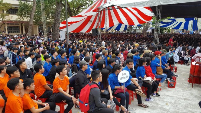 Khoảng 4.000 học sinh đã đến dự chương trình tại Trường THPT Trưng Vương, TP Quy Nhơn, Bình Định - Clip: Duy Thanh