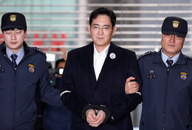 Ông Lee Jae Yong, phó chủ tịch Samsung, bị dẫn giải đến văn phòng đội điều tra đặc biệt ở Seoul - Ảnh: Reuters