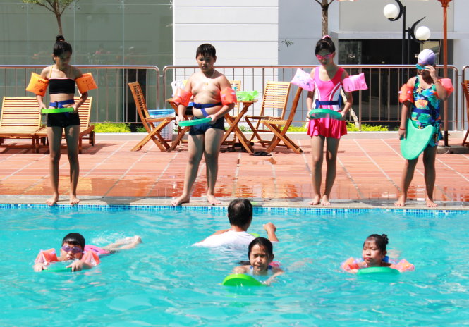 Các lớp phổ cập bơi miễn phí đều đặn được tổ chức mỗi năm cho thiếu nhi TP.HCM - Ảnh: Q.L.