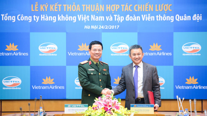 Ông Dương Trí Thành, TGĐ Vietnam Airlines và ông Nguyễn Mạnh Hùng, TGĐ Tập đoàn Viễn thông Quân đội Viettel tại lễ ký kết thỏa thuận hợp tác chiến lược. ảnh CTV