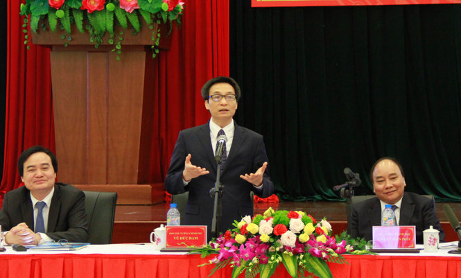 Thủ tướng Nguyễn Xuân Phúc, Phó thủ tướng Vũ Đức Đam, Bộ trưởng Phùng Xuân Nhạ trong buổi làm việc với ĐH Đà Nẵng - Ảnh: ĐOÀN CƯỜNG
