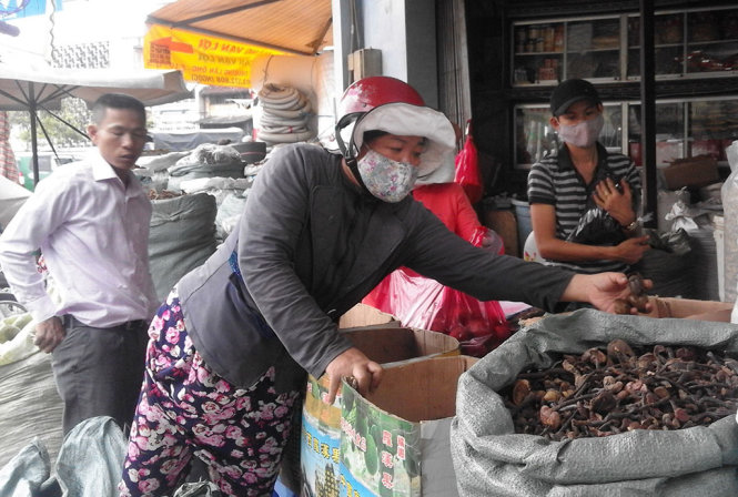 Khách hàng tới đây có thể thoải mái lựa chọn và tự tay bốc các loại dược liệu đông y mà mình cần - 
 Ảnh: LĨNH HỒNG