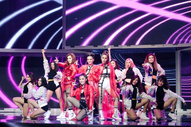 Nhóm LipB với đội hình đẹp, vũ đạo cuốn hút trên sân khấu Hòa âm và ánh sáng 2017