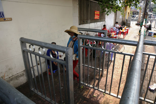 Nhiều người còn bày biện bàn ghế để bán nước trong khu vực dành cho người đi bộ