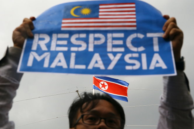 Người dân Malaysia biểu tình trước sứ quán Triều Tiên ở Kuala Lumpur đòi tôn trọng chủ quyền của Malaysia - Ảnh: Reuters