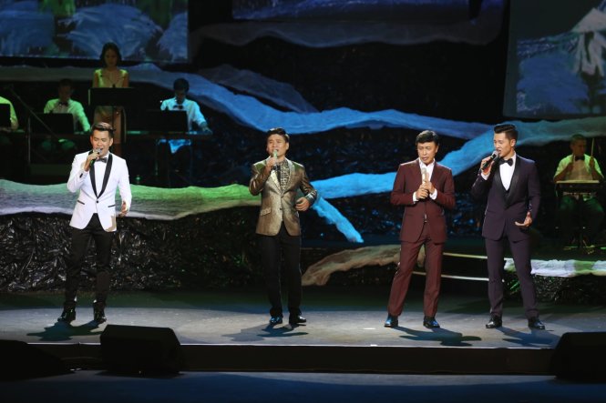 Bốn nam ca sĩ: Hồ Trung Dũng, Tấn Minh, Tuấn Ngọc và Đức Tuấn (từ trái qua)  kết thúc chương trình bằng ca khúc Tình ca của nhạc sĩ Phạm Duy - Ảnh: Gia Tiến