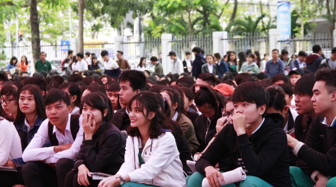 Đông đảo thí sinh tham dự tư vấn tuyển sinh tại Đà Nẵng - Ảnh: ĐOÀN CƯỜNG
