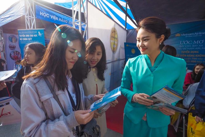 Một nữ tiếp viên hàng không đến từ Học viện hàng không Việt Nam đang tư vấn cho các bạn học sinh về chỉ tiêu cũng như các thông tin đào tạo của nhà nhà trường - Ảnh: Nguyễn Khánh