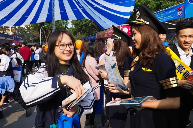 Học viên của trường Phi công bay Việt phát các tở rơi giới thiệu về ngôi trường của mình - Ảnh: Nguyễn Khánh