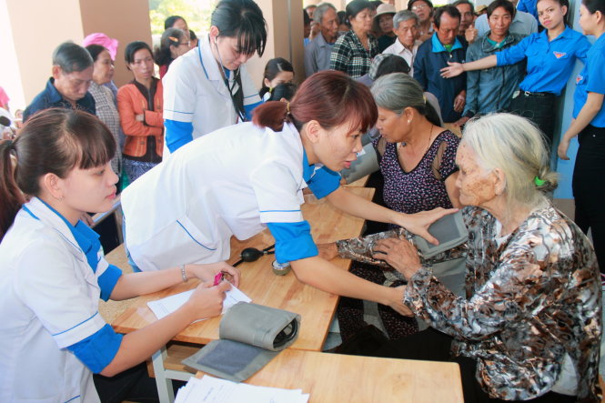 Câu lạc bộ Thầy thuốc trẻ khám phát thuốc cho người dân ở Đồng Nai ngày 25-2 - Ảnh: Đình Thái