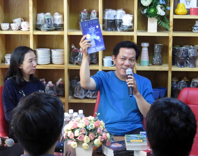 Dịch giả Trần Tiễn Cao Đăng đang giới thiệu tiểu thuyết Tam Thể - một điển hình của truyện Hard-sci-fi - Ảnh: L. Điền