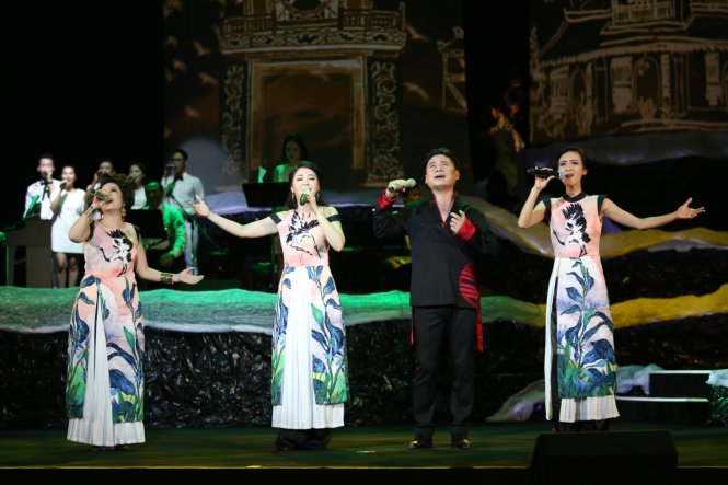 Ca sĩ Tấn Minh và nhóm 5 Dòng Kẻ mở đầu chương trình bằng ca khúc Đàn chim Việt của nhạc sĩ Văn Cao - Ảnh: Gia Tiến