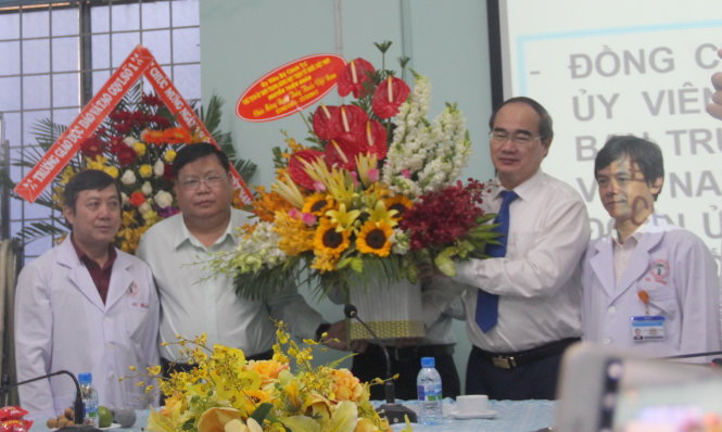 Ông Nguyễn Thiện Nhân (thứ hai từ phải sang) chúc mừng Bệnh viện Chấn thương chỉnh hình TP.HCM - Ảnh: Ngọc Loan
