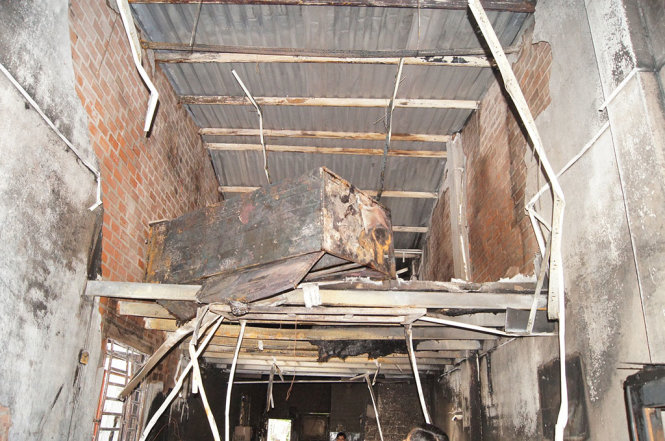 Gác xép căn nhà bị cháy tan hoang sau vụ hỏa hoạn - Ảnh: TUẤN DUY