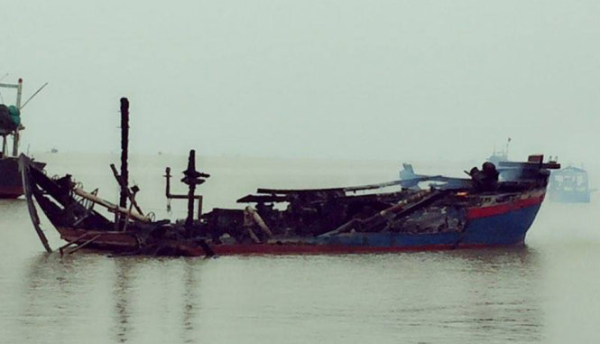 Tàu cá của ngư dân xã Ngư Lộc, huyện Hậu Lộc (Thanh Hóa) bị cháy rụi lúc rạng sáng 26-2 - Ảnh: Hà Đồng