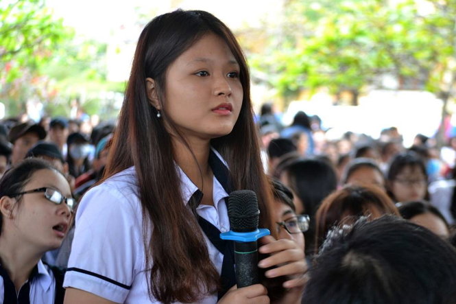Một học sinh Phú Yên đặt câu hỏi với ban tư vấn - Ảnh: DUY THANH