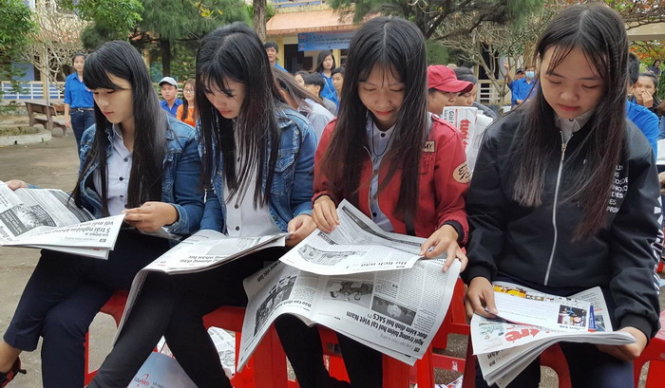 Học sinh Phú Yên nghiên cứu thông tin tuyển sinh 2017 trên báo Tuổi Trẻ tại buổi tư vấn đang diễn ra tại Trường ĐH Phú Yên - Ảnh: DUY THANH